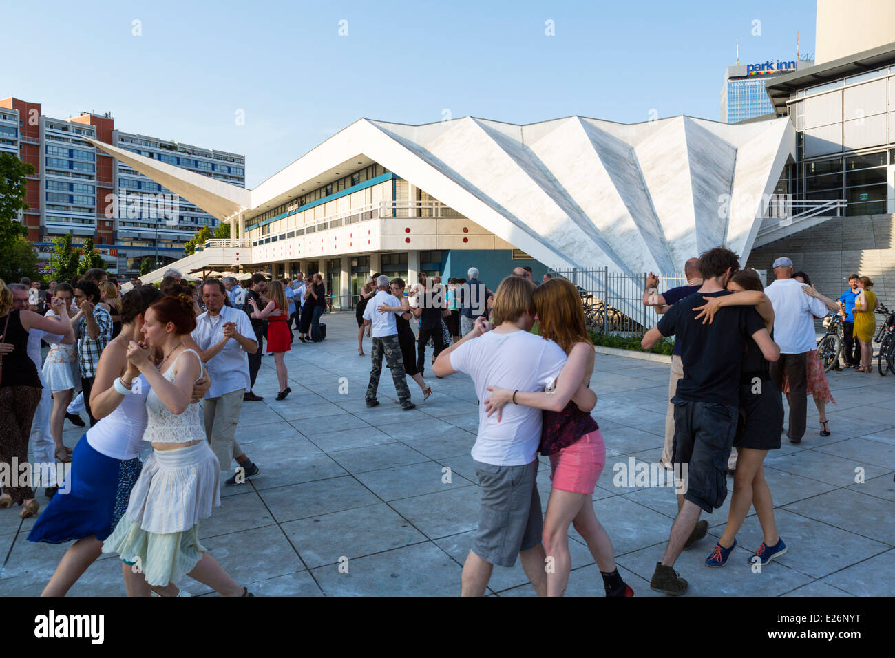 La gente ballare il tango a Tango Open Air Berlin in serata in Germania Foto Stock
