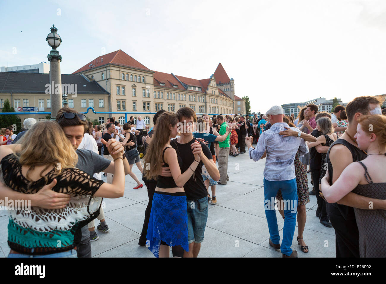 Berlin street scene di persone ballare il tango outdoor in Germania la sera Foto Stock