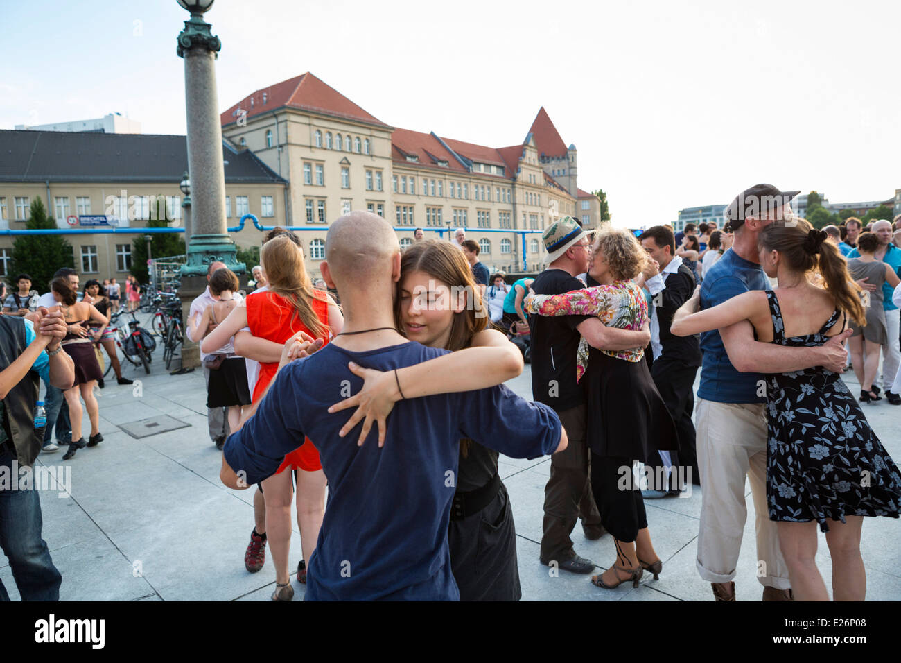 Berlin street scene di persone ballare il tango per esterno a Berlino la sera Foto Stock
