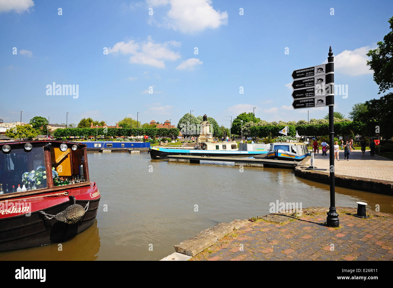 Canal chilometraggio e signpost narrowboat nel bacino del canale, Stratford-Upon-Avon, Inghilterra, Regno Unito, Europa occidentale. Foto Stock