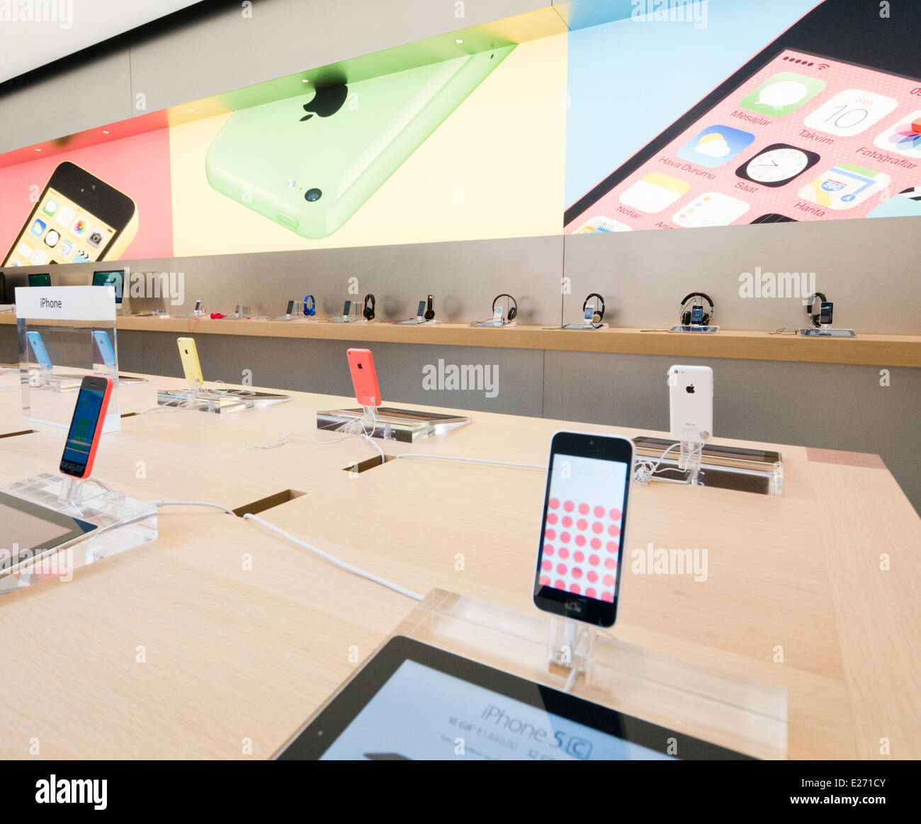 Apple iPhone 5C sul display in un Apple store Foto Stock