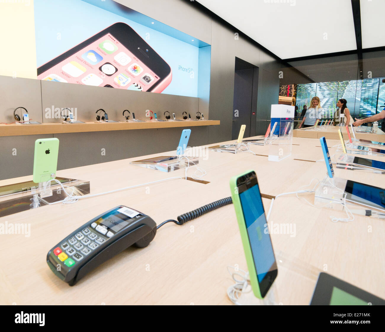 Apple iPhone 5C sul display in un Apple store Foto Stock