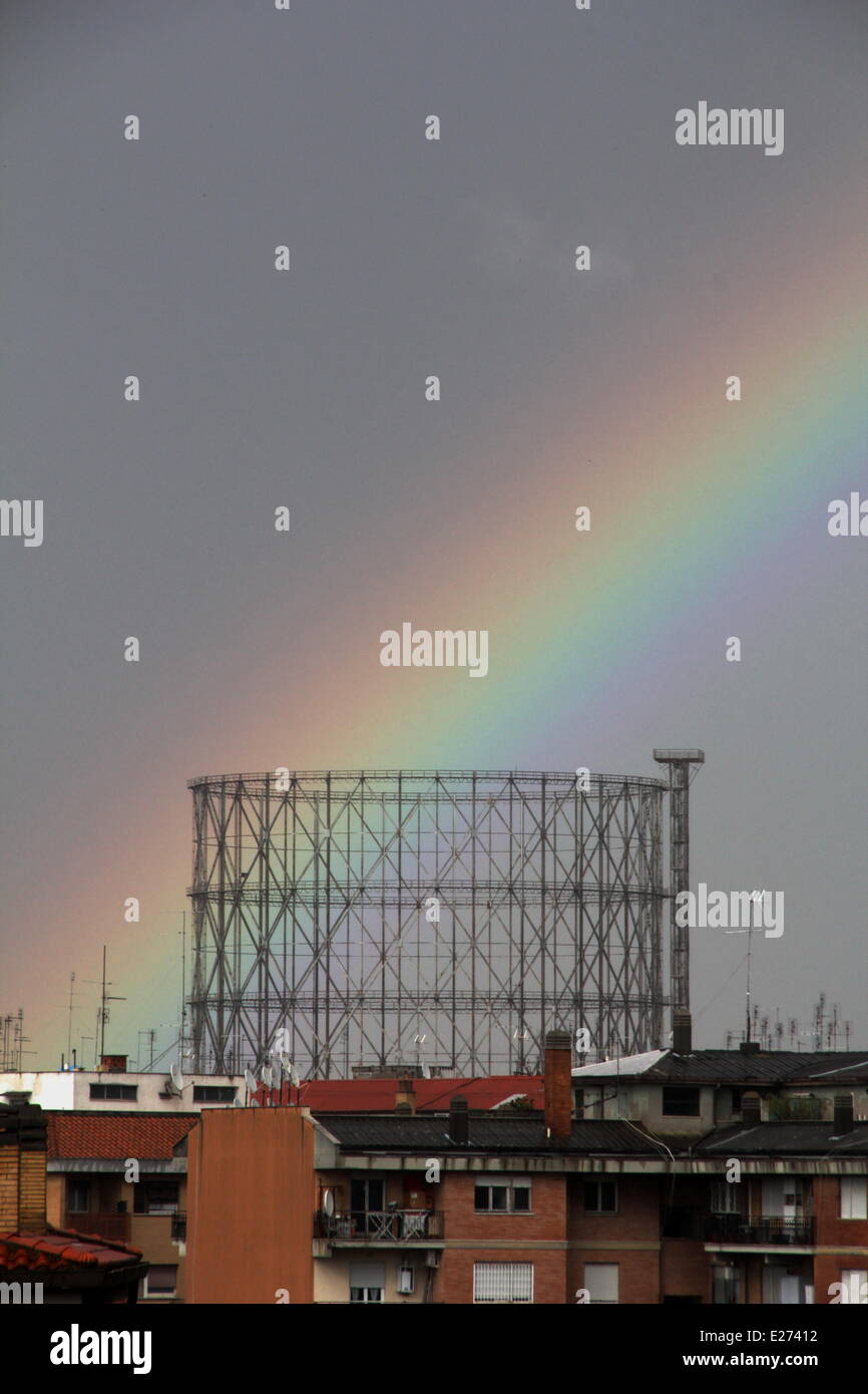 Roma, 16 giugno 2014 Meteo Italia - Arcobaleno al di sopra del contenitore di gas nel quartiere Testaccio di Roma Foto Stock