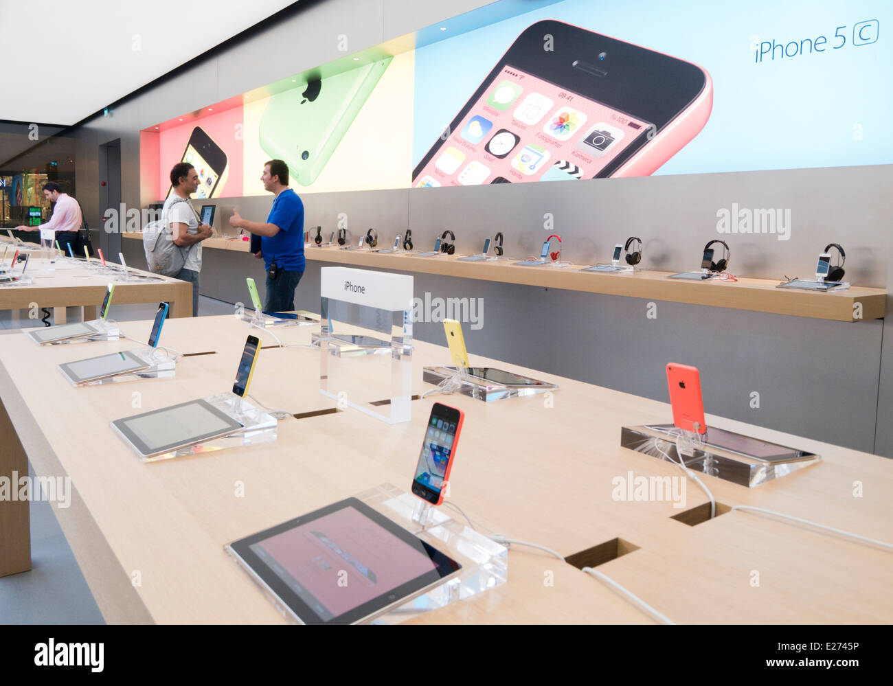 Apple iPhone 5C sul display di Apple store in Istanbul Turchia Foto Stock