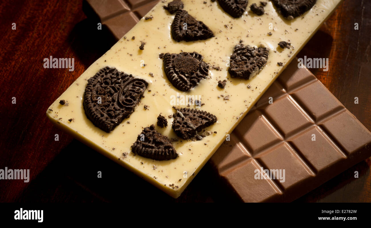 Oreo cookie (biscotto) e il cioccolato bianco bar. Foto Stock