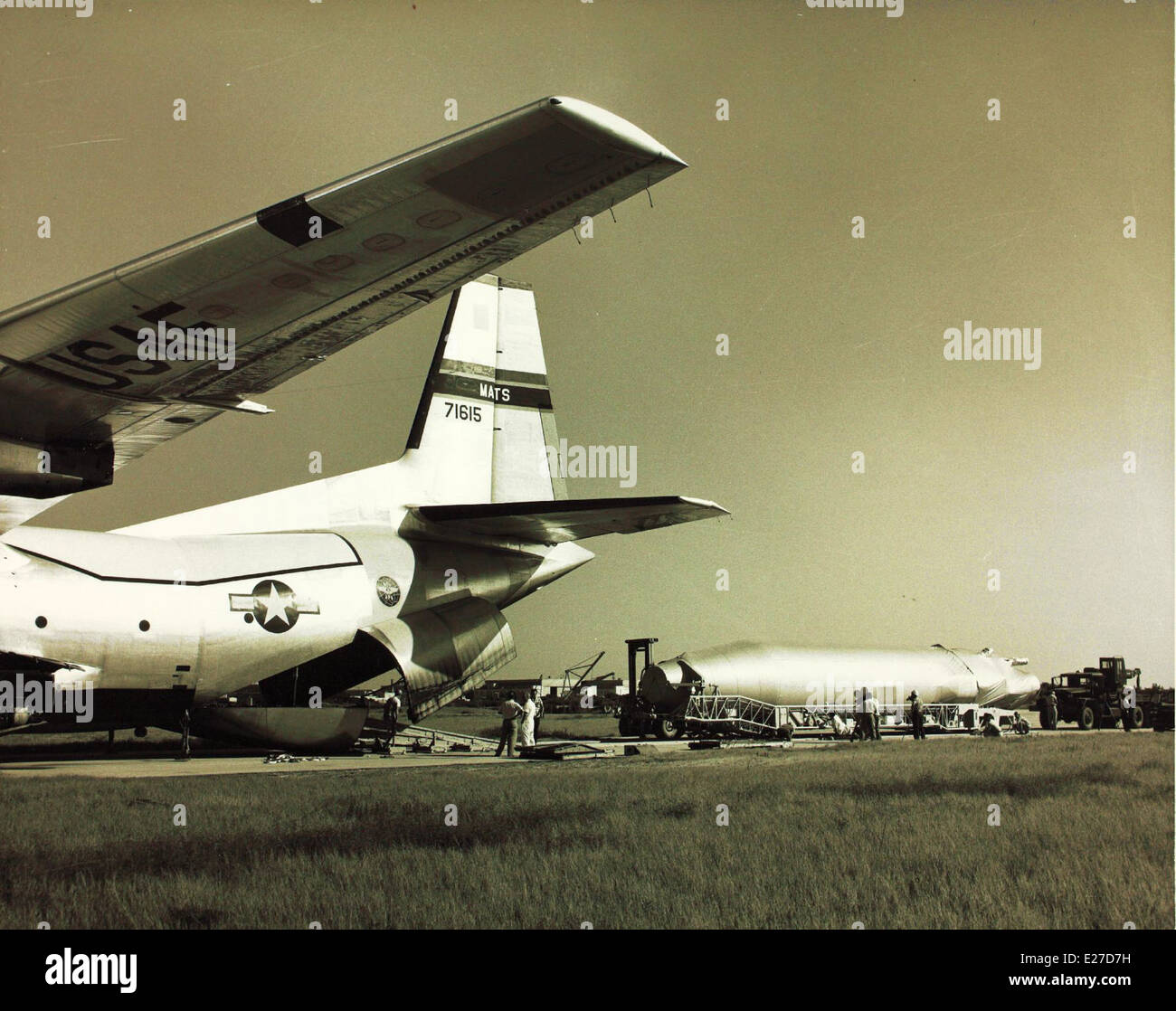 Il missile Convair/General Dynamics Atlas 3E, visto qui scaricato alla Patrick AFB in Florida, giocò un ruolo cruciale nella difesa missilistica statunitense e nei programmi spaziali durante gli anni '1960 Il C-133 Cargomaster fu utilizzato per il trasporto durante le operazioni. Foto Stock