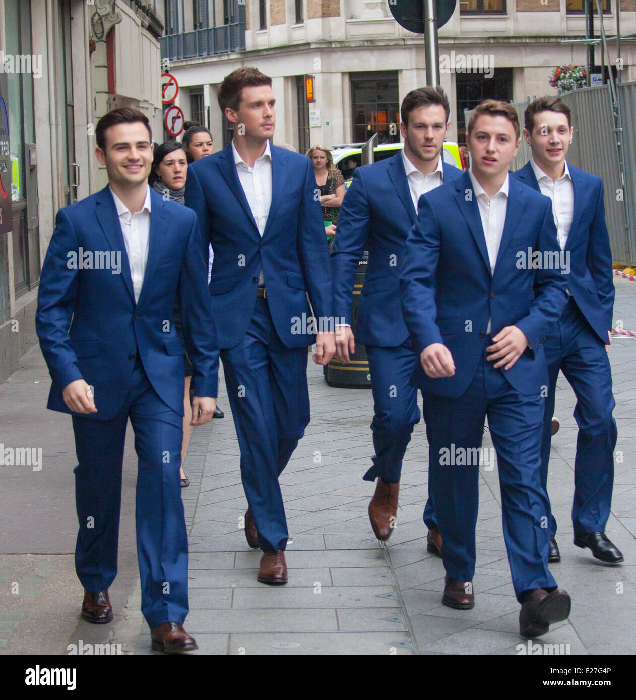 Odeon West End di Londra, 16 giugno 2014. BGT vincitori Collabro arrivano all'Odeon West End nel quadrato di Leicester, Londra, per il gala Screening di Clint Eastwood grande schermo versione del Tony Award winning musical Jersey Boys. Credito: Paolo Davey/Alamy Live News Foto Stock