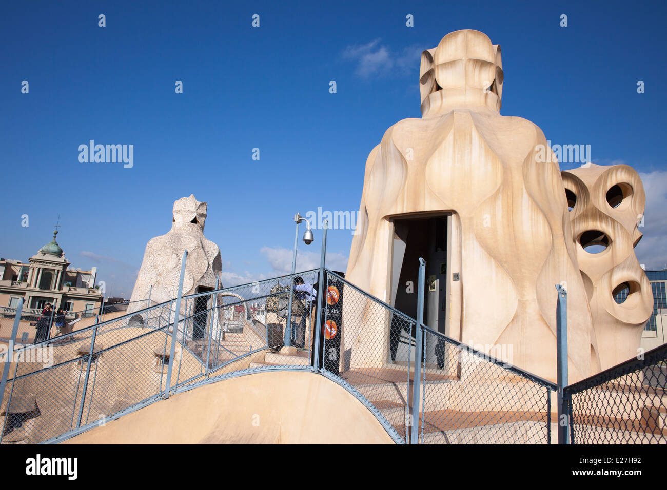 La terrazza sul tetto strega camini surreale della Casa Mila o La Pedrera, progettato da Antoni Gaudì a Barcellona, in Catalogna, Spagna. Foto Stock