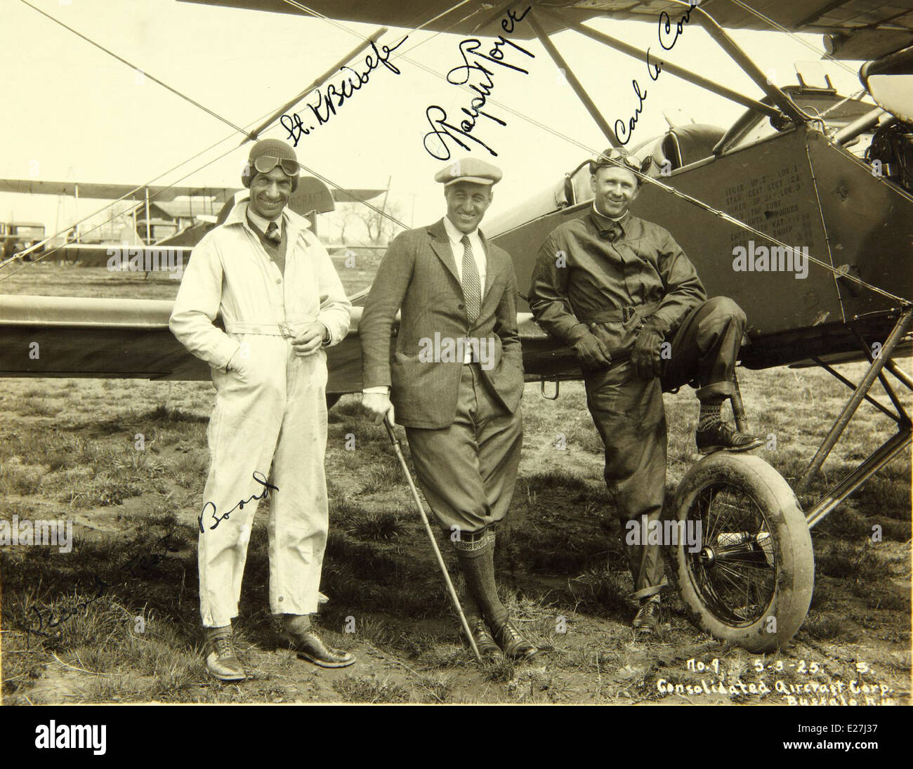 Questa foto degli archivi Convair/General Dynamics mostra il tenente K.B. Wolfe, Carl Cover e Ralph Royce presso lo stabilimento Convair nel 1925. Firmato dagli individui, cattura il personale chiave coinvolto nella produzione di aviazione durante l'inizio del XX secolo. Foto Stock