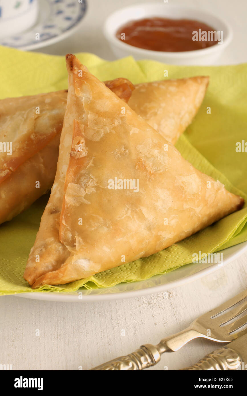 Samosa una piccante miscela di verdure o di carne avvolti in un profondo fritto triangolare il pacco di pasta Foto Stock