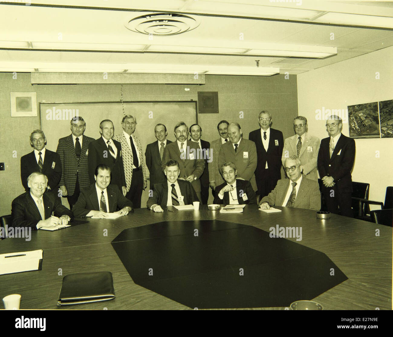 Questa immagine cattura il personale dello stabilimento Convair/General Dynamics nel 1975, dove sono state sviluppate numerose tecnologie aerospaziali e aeronautiche durante il periodo della Guerra fredda. Foto Stock