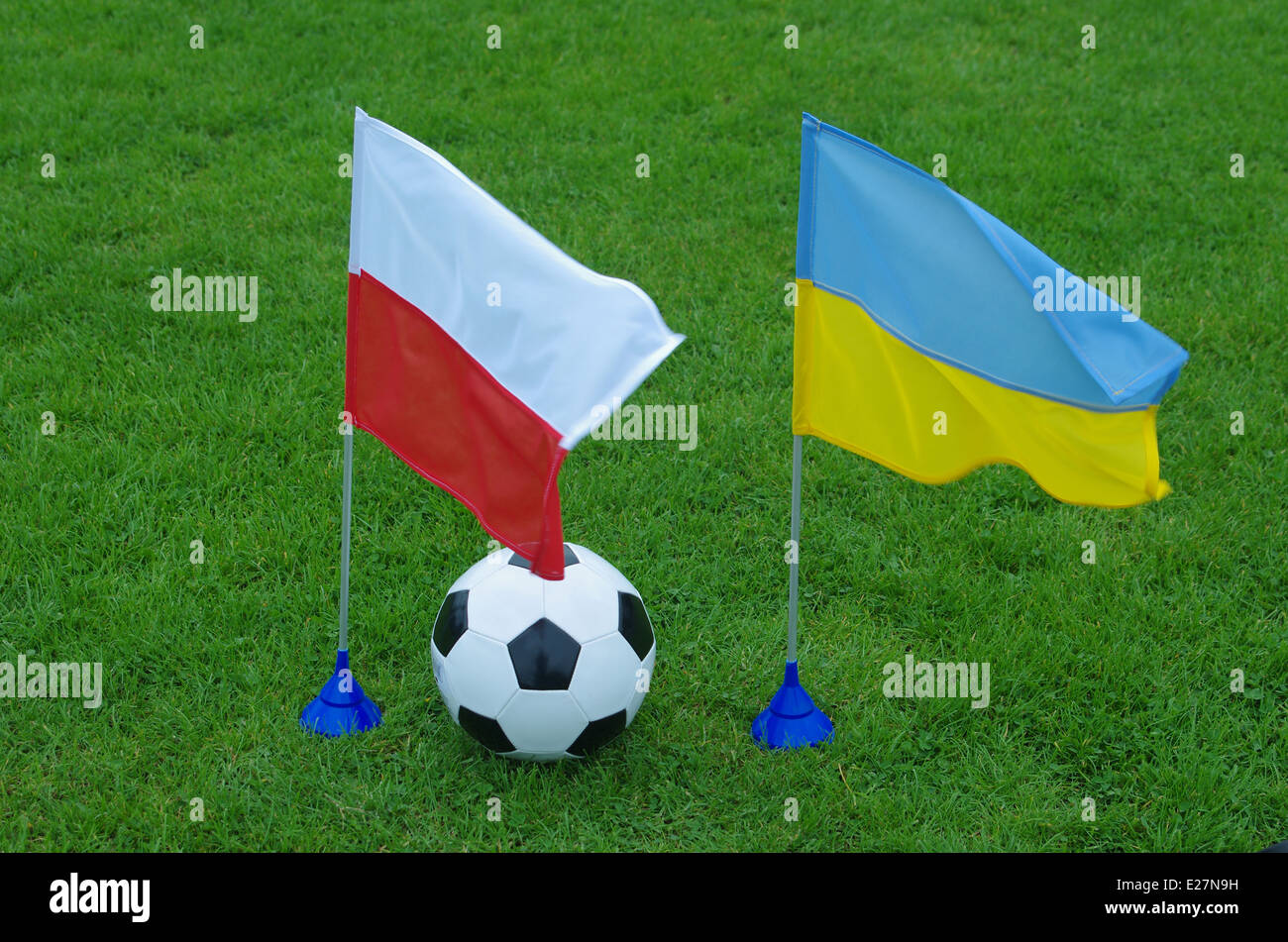 Due flag e calcio in erba Foto Stock