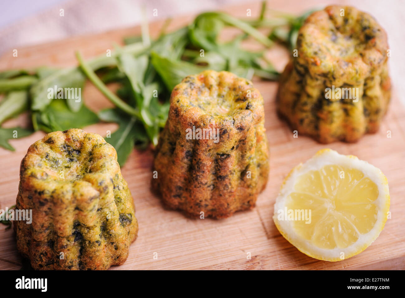 Gli spinaci e salmone canneles, una variazione della tradizionale ricetta cannele da Bordeaux, Francia Foto Stock