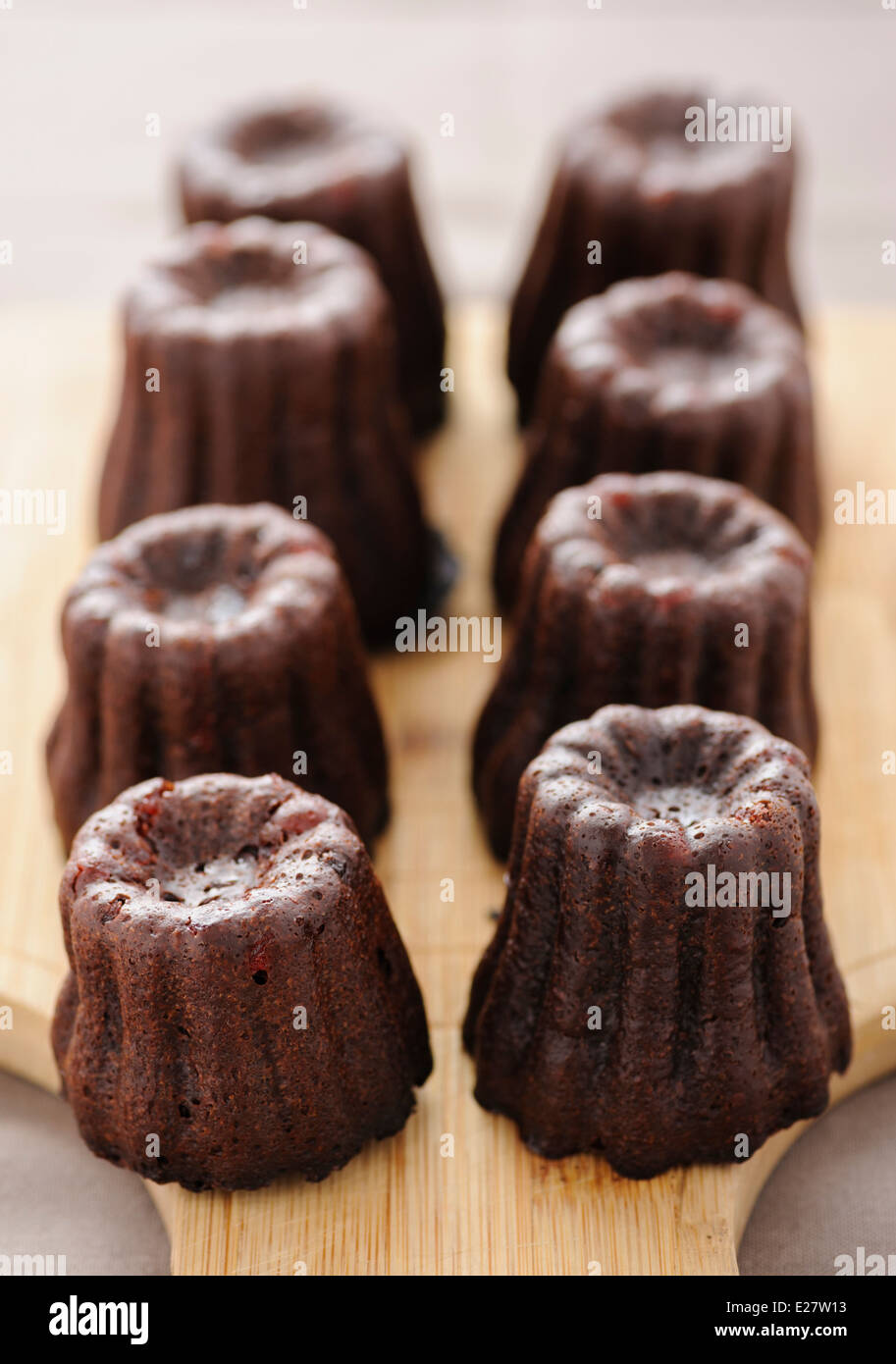 Il cioccolato caneles con ciliegie candite Foto Stock