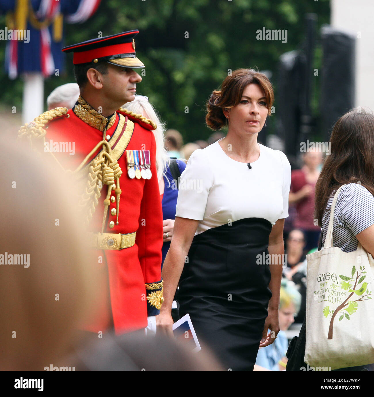 Trooping il colore . . Londra, UK . . 14.06.2014 presentatore televisivo Suzi Perry al Trooping del colore 2014. Pic: Paolo Marriott Fotografia Foto Stock