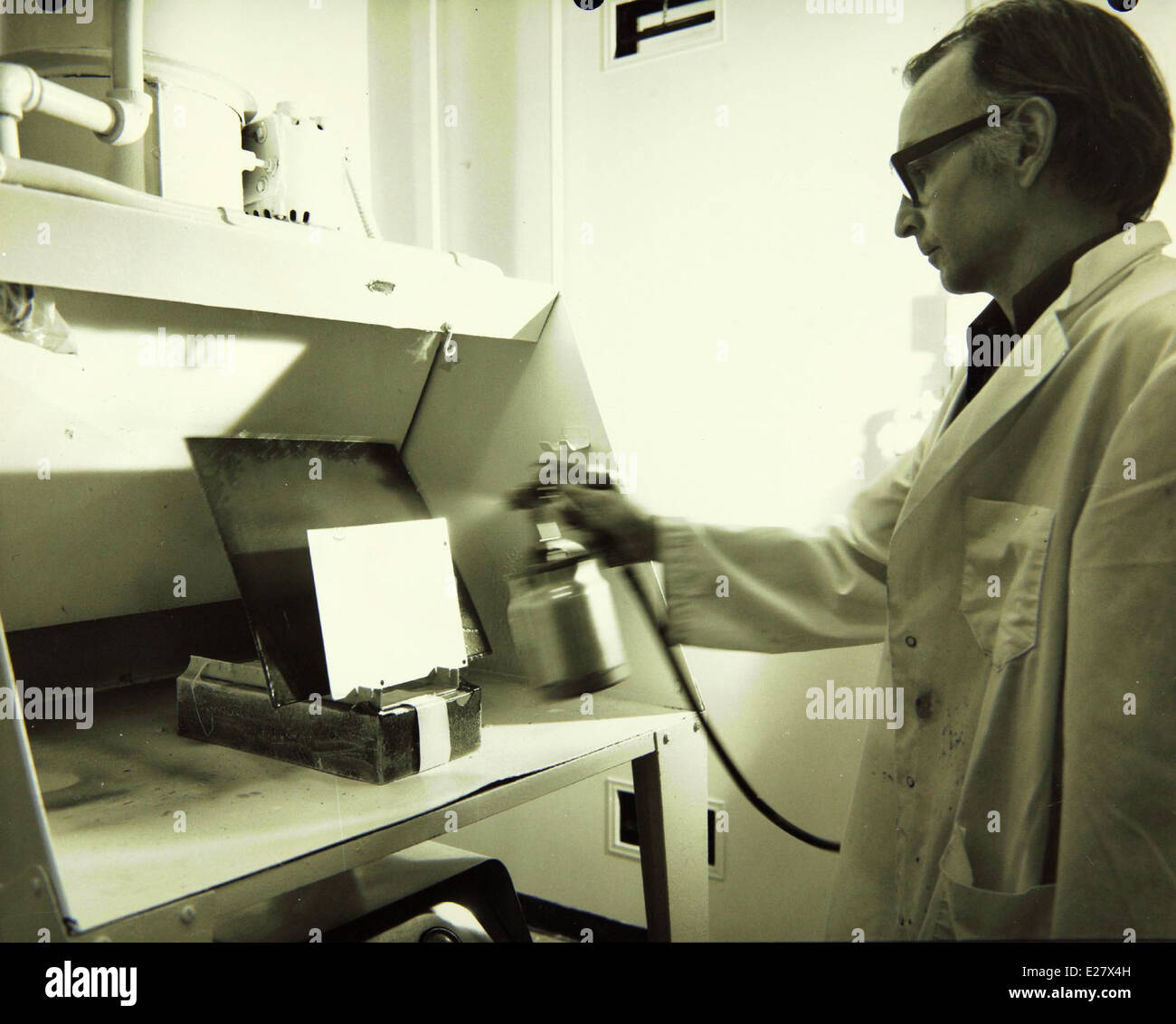 Questa foto degli anni '1960 mostra il personale di Convair/General Dynamics presso il loro laboratorio di collaudo ingegneristico. L'impianto è stato responsabile dello sviluppo e dei test di varie tecnologie aerospaziali durante questo periodo. Foto Stock