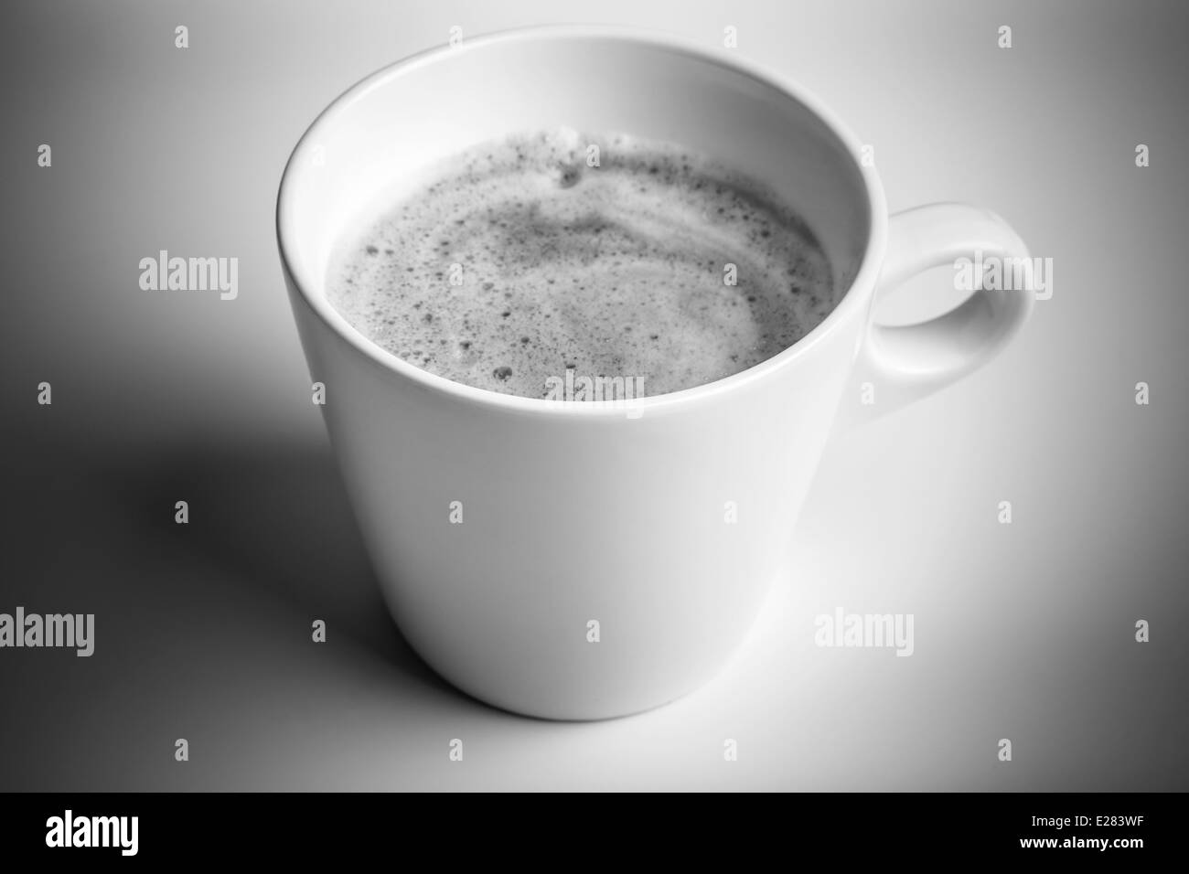 White tazza di caffè nero con schiuma, foto in bianco e nero Foto Stock