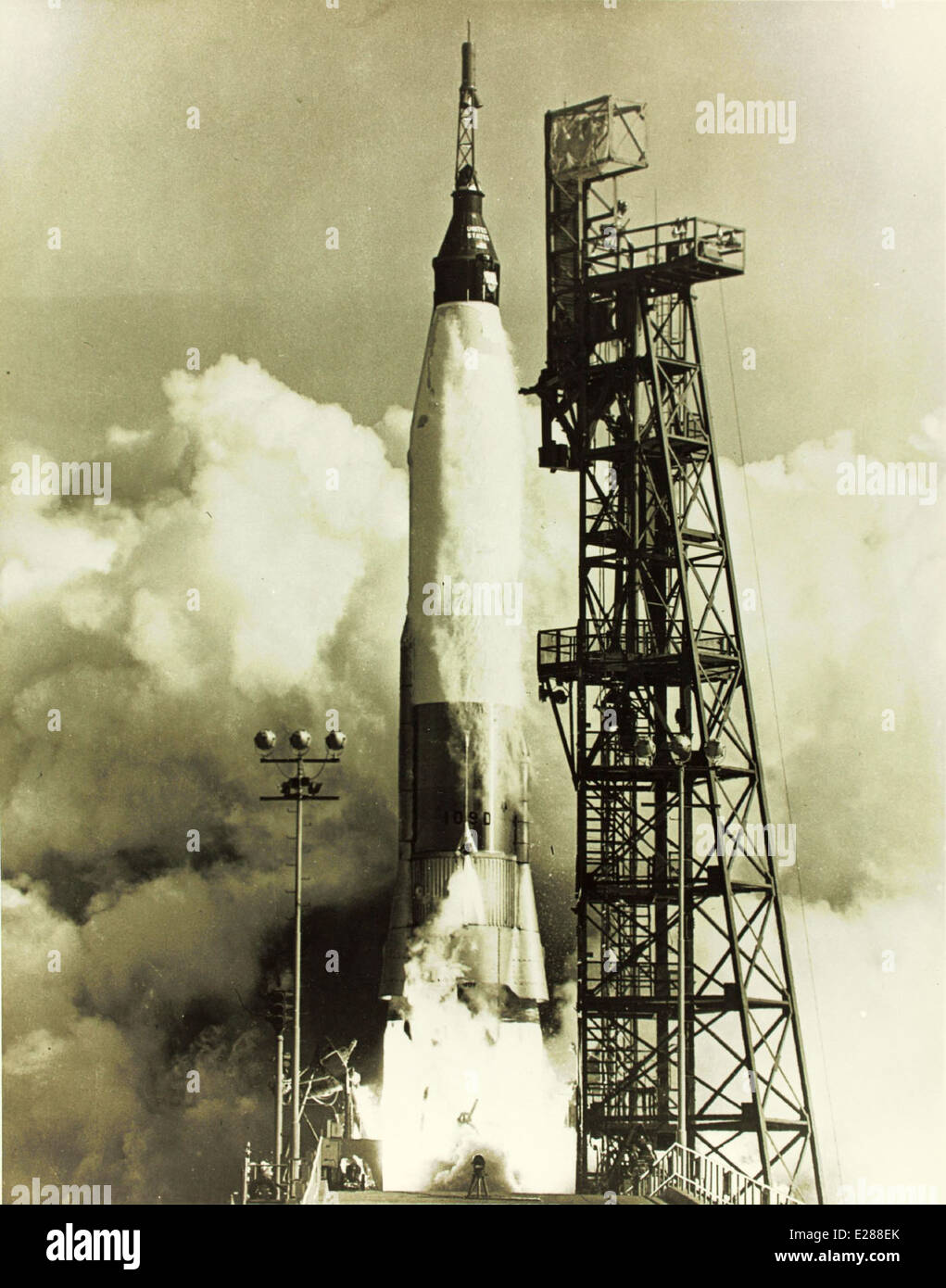 Questa immagine mostra il personale e le attività presso lo stabilimento Convair/General Dynamics, evidenziando il loro contributo allo sviluppo di aeromobili militari, tra cui il missile Atlas e altre tecnologie aeronautiche chiave. Foto Stock