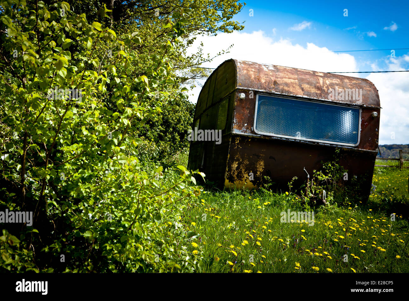 Caravan abbandonati sulla banca di erba Foto Stock