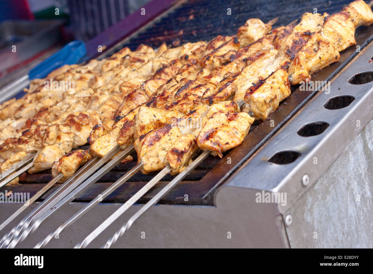 Una fila di pollo shish kebab cottura alla griglia Foto Stock