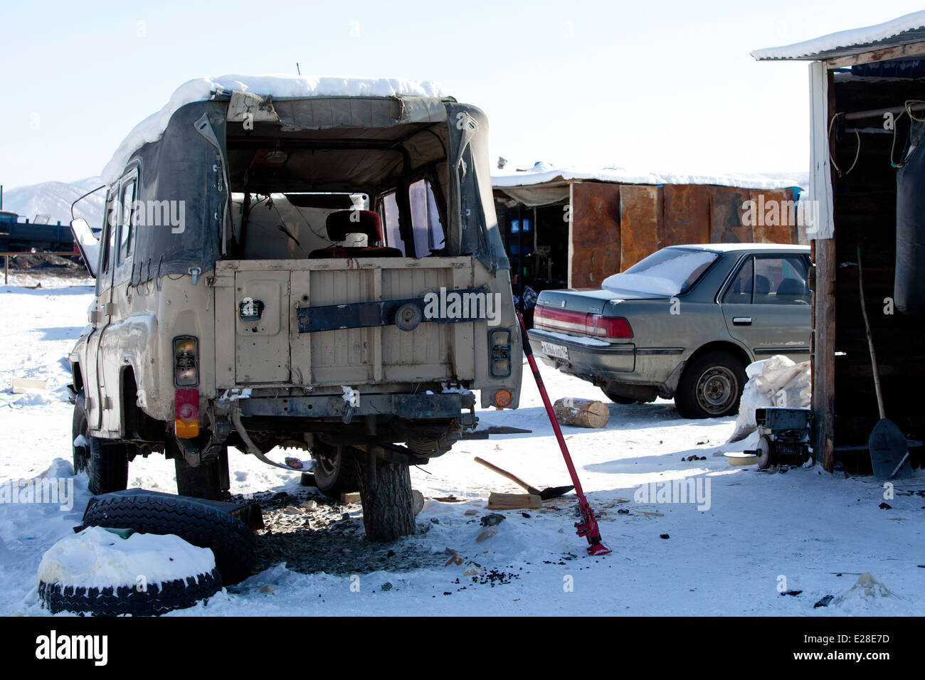 Ripartiti russo Van ruota fuori nella neve sollevato Foto Stock