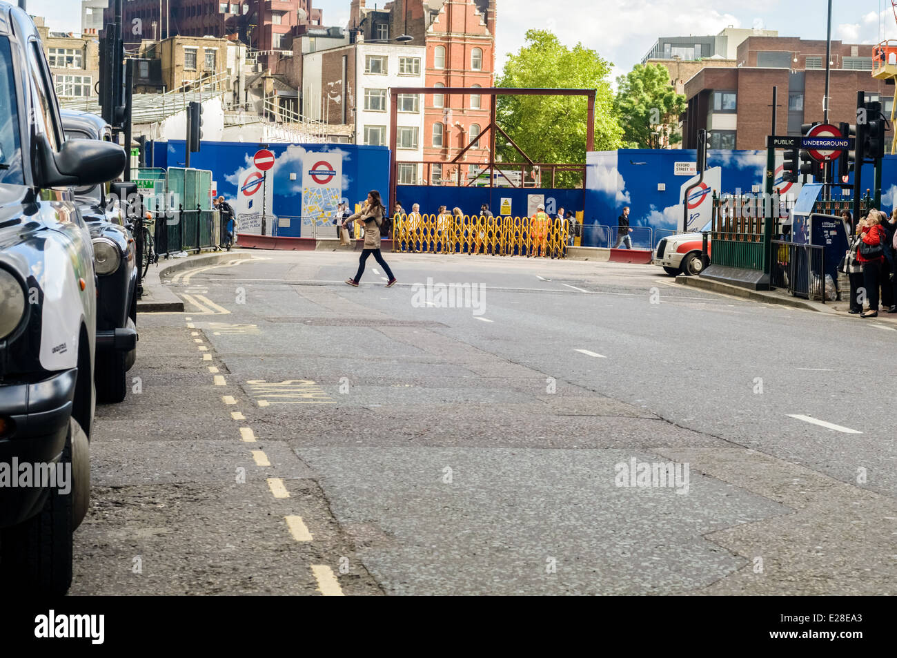 Pedoni che attraversano la strada a Tottenham Court Road, Londra, Regno Unito Foto Stock