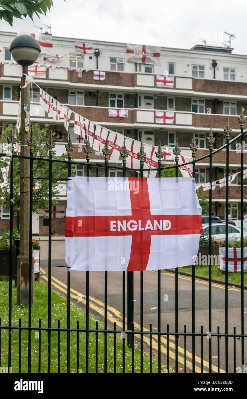 Bandiere inglese sono visualizzati su balconi di un gruppo di abitazioni private a Londra, Regno Unito Foto Stock