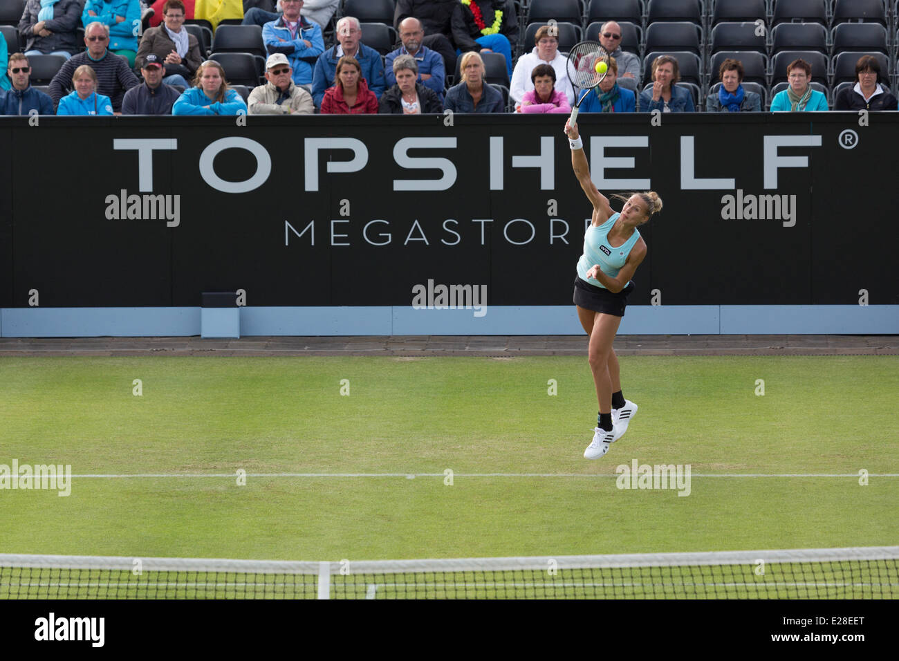 Polona Hercog (SLO) serve al WTA Topshelf Open Tennis campionati a Autotron, Rosmalen, 's-Hertogenbosch, Paesi Bassi. Credito: Gruffydd Thomas/Alamy Live News Foto Stock