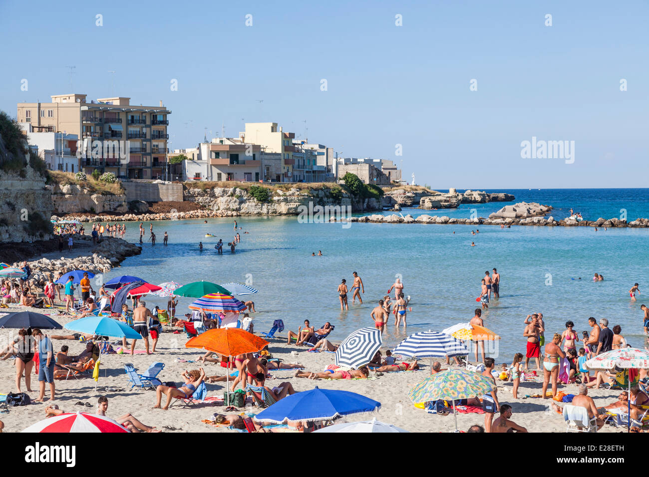 Ombrelloni su una affollata spiaggia soleggiata in estate il sole sulla  costa a Otranto in Puglia, Salento regione del sud Italia Foto stock - Alamy