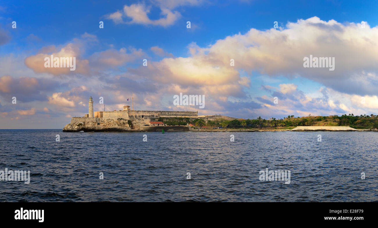 Vista panoramica di el Morro fortezza nella Baia dell Avana ingresso al tramonto Foto Stock