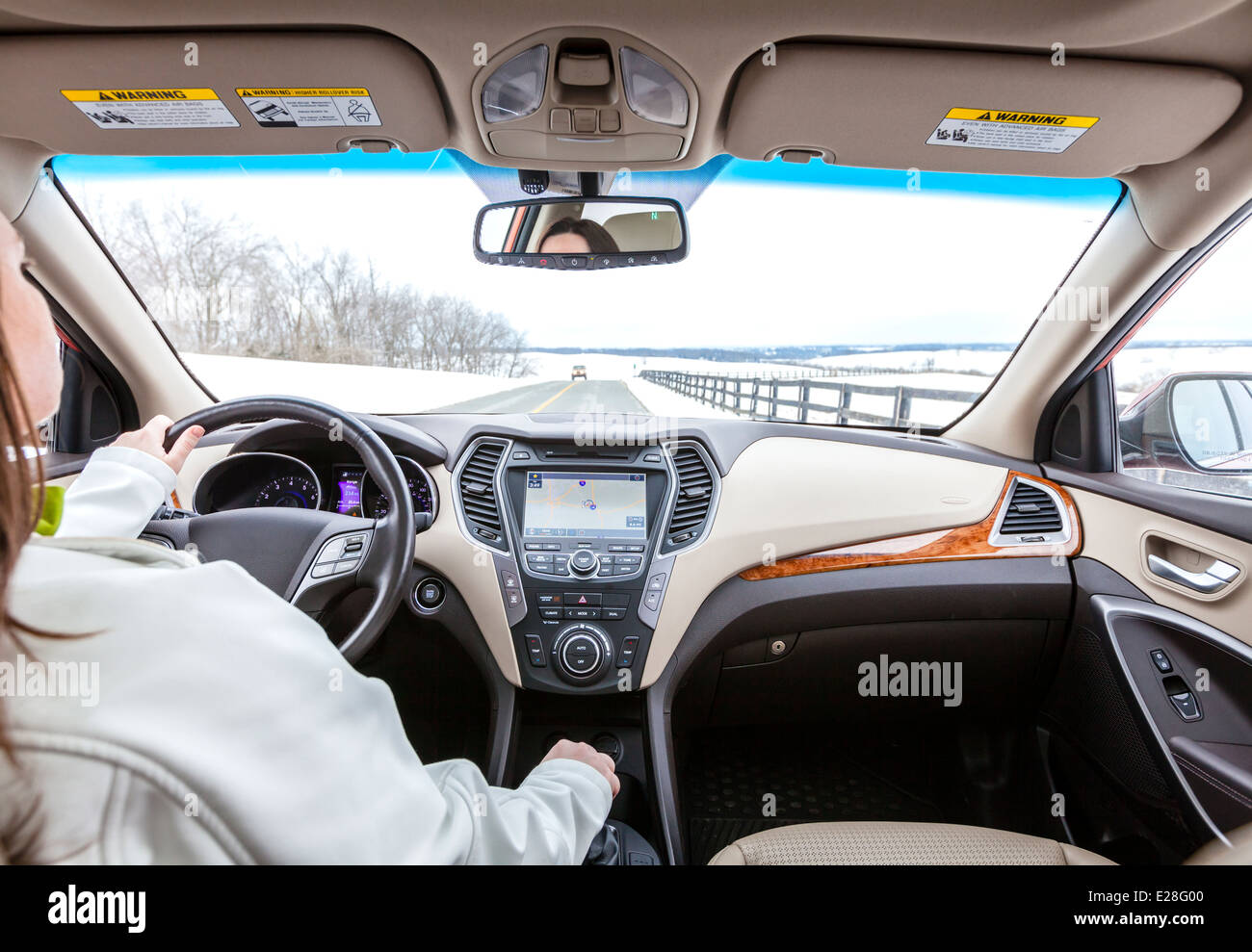 La donna è alla guida di una macchina Foto Stock