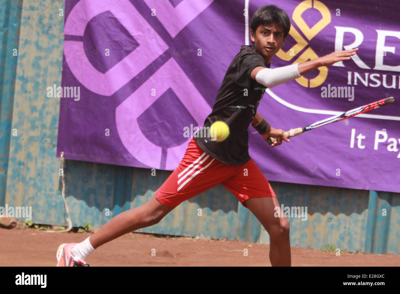 Kenya's Shivam Shah restituisce un corto da Edgar Kazembe dello Zambia, durante l'assicurazione reale Kenya aperto campionato di tennis nel club di Nairobi, in Kenya. Edgar ha vinto 6-4,6- 3, oltre duecentocinquanta i partecipanti registrati quest'anno. (Foto di Tom Maruko / Pacific Stampa) Foto Stock