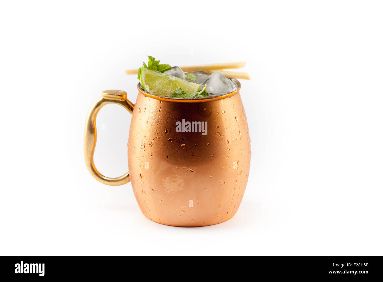 Il Gin Gin Mule (Mosca mule w/gin) nella tazza di rame con guarnire ripresa dall'alto. Esclusione facoltativa. Foto Stock