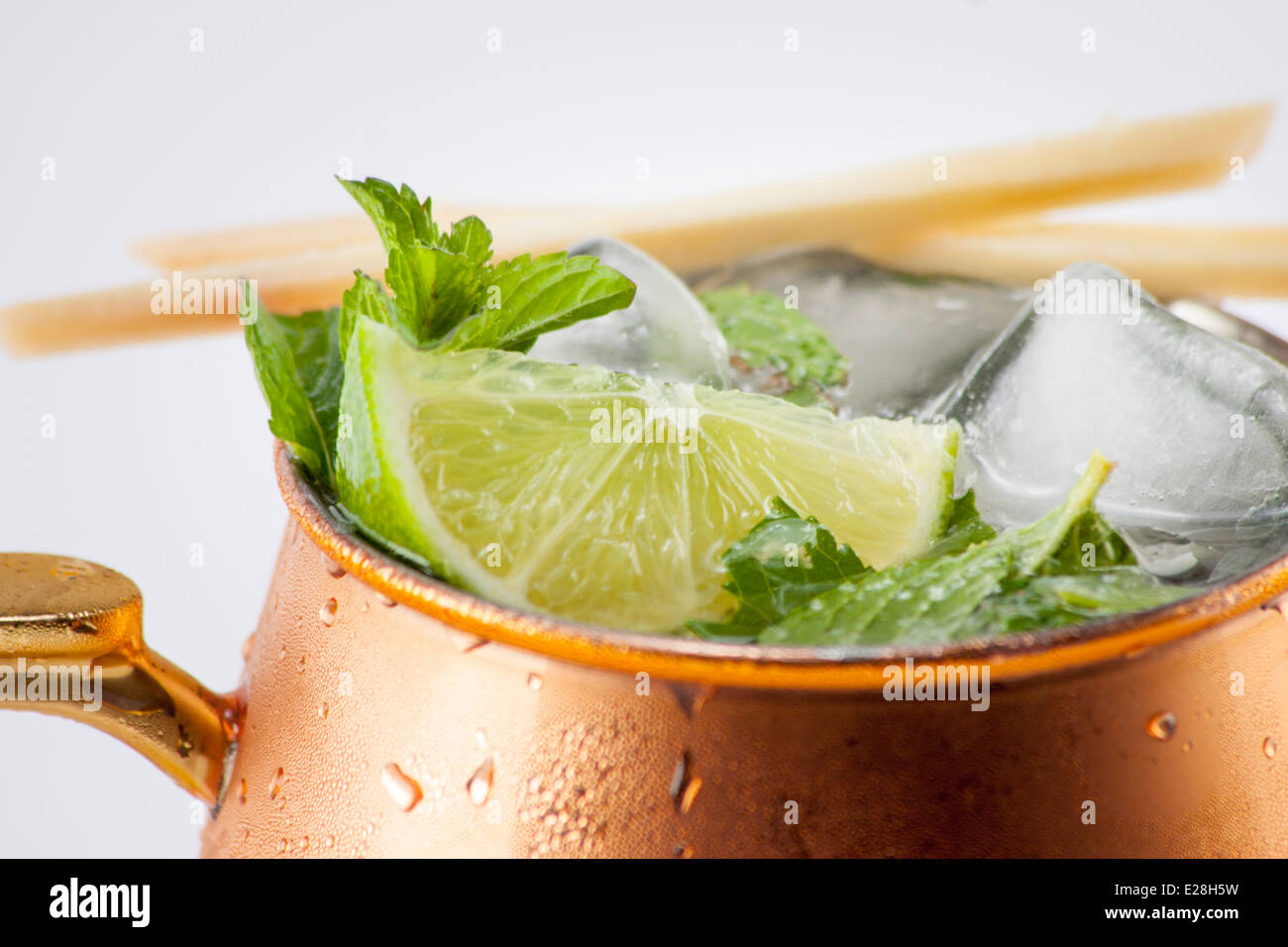 Il Gin Gin Mule (Mosca mule w/gin) nella tazza di rame con guarnire ripresa dall'alto. Esclusione facoltativa. Foto Stock