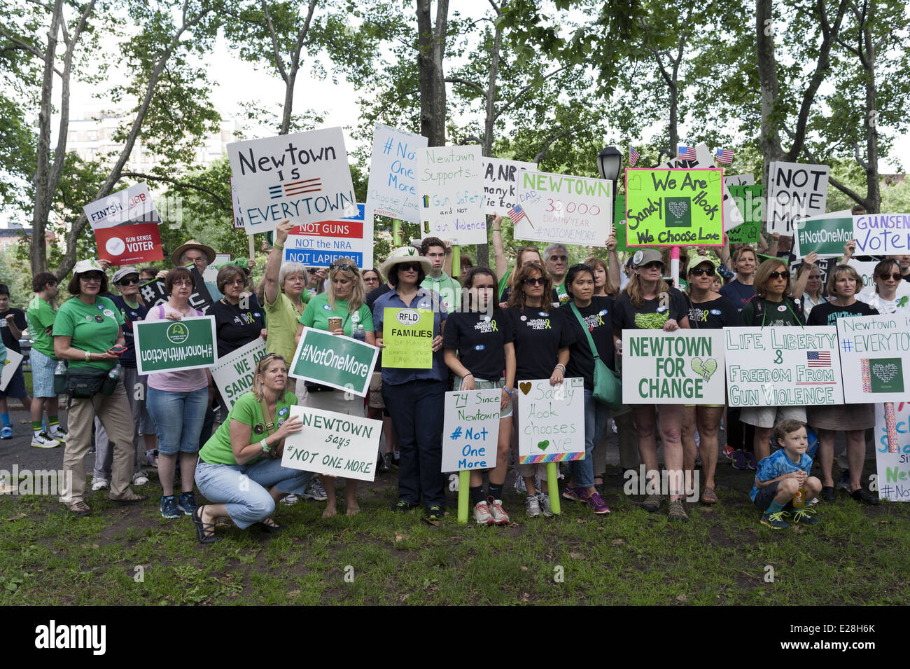 Newtown residenti presso la seconda annuale di Ponte di Brooklyn marzo Rally e alla fine della violenza pistola, 14 giugno 2014. Foto Stock