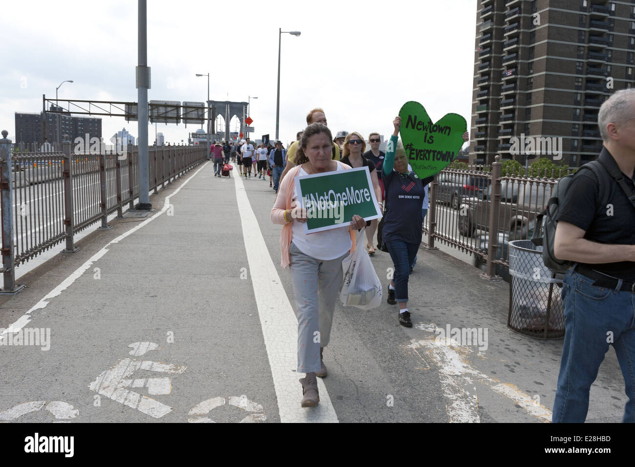 Newtown residenti presso la seconda annuale di Ponte di Brooklyn marzo Rally e alla fine della violenza pistola, 14 giugno 2014. Foto Stock