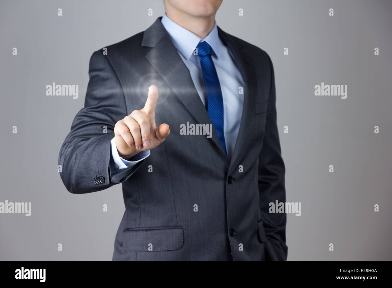 Business man toccando uno schermo immaginario Foto Stock