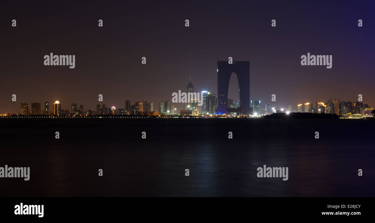 Parco Industriale Suzhou (SIP) skyline notturno di fronte Lago Jinji Foto Stock