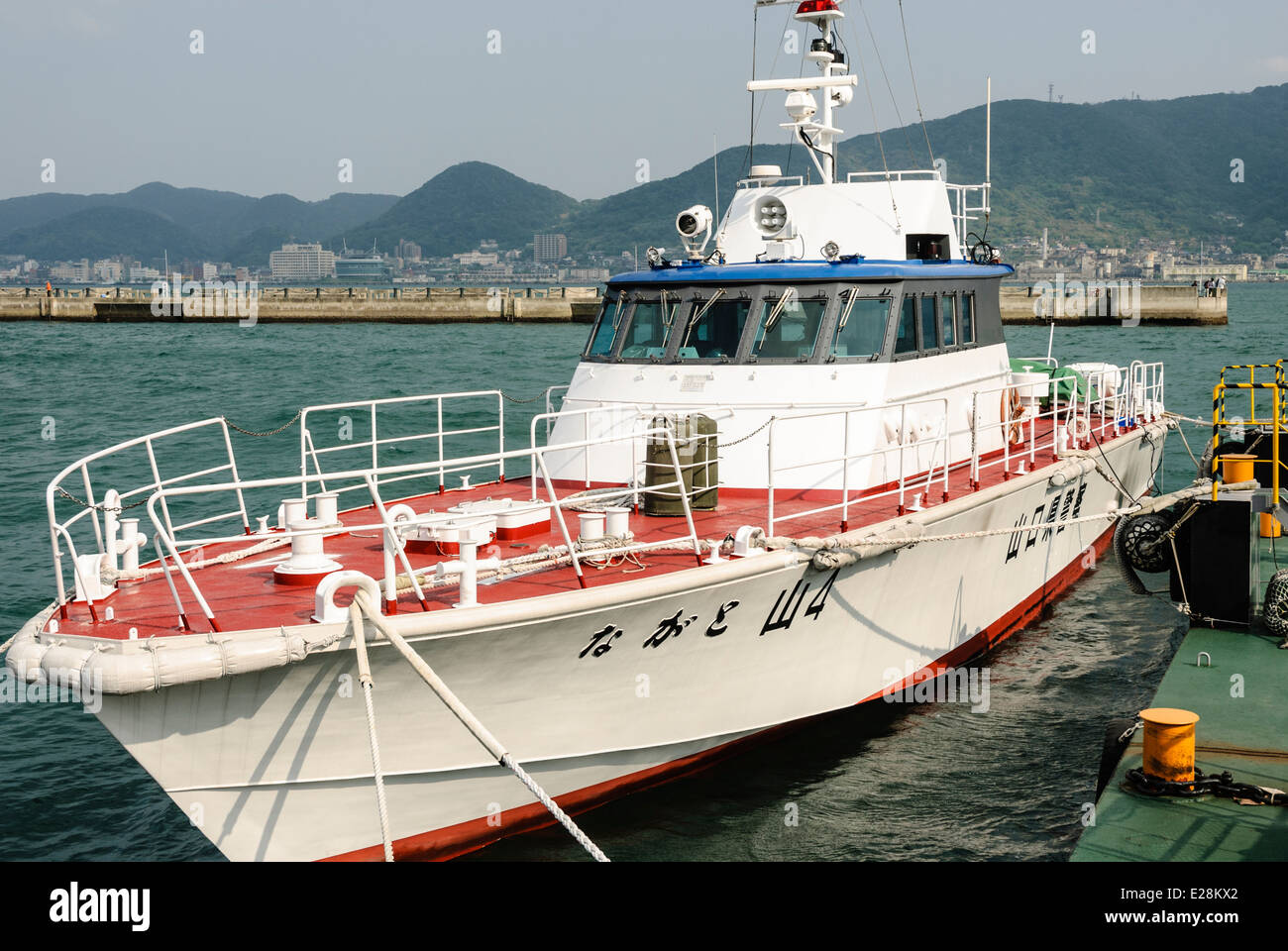 Piccola giapponese coast guard barca / nave in porto / Harbour. Shimonoseki porta, Seto Insland Mare / Kanmon stretto Foto Stock