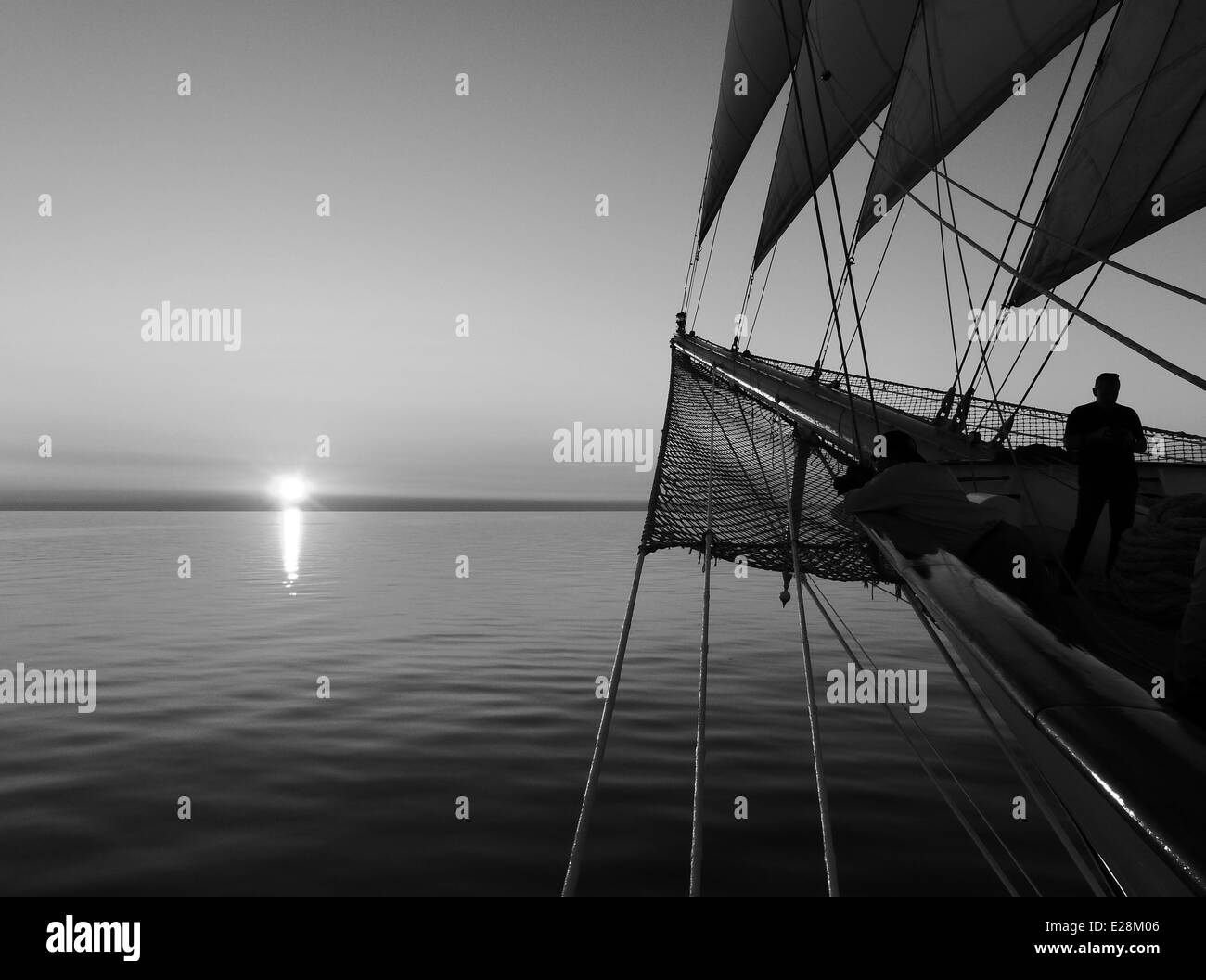 Vista al tramonto dal Royal Clipper che mostra la parte anteriore della nave Foto Stock