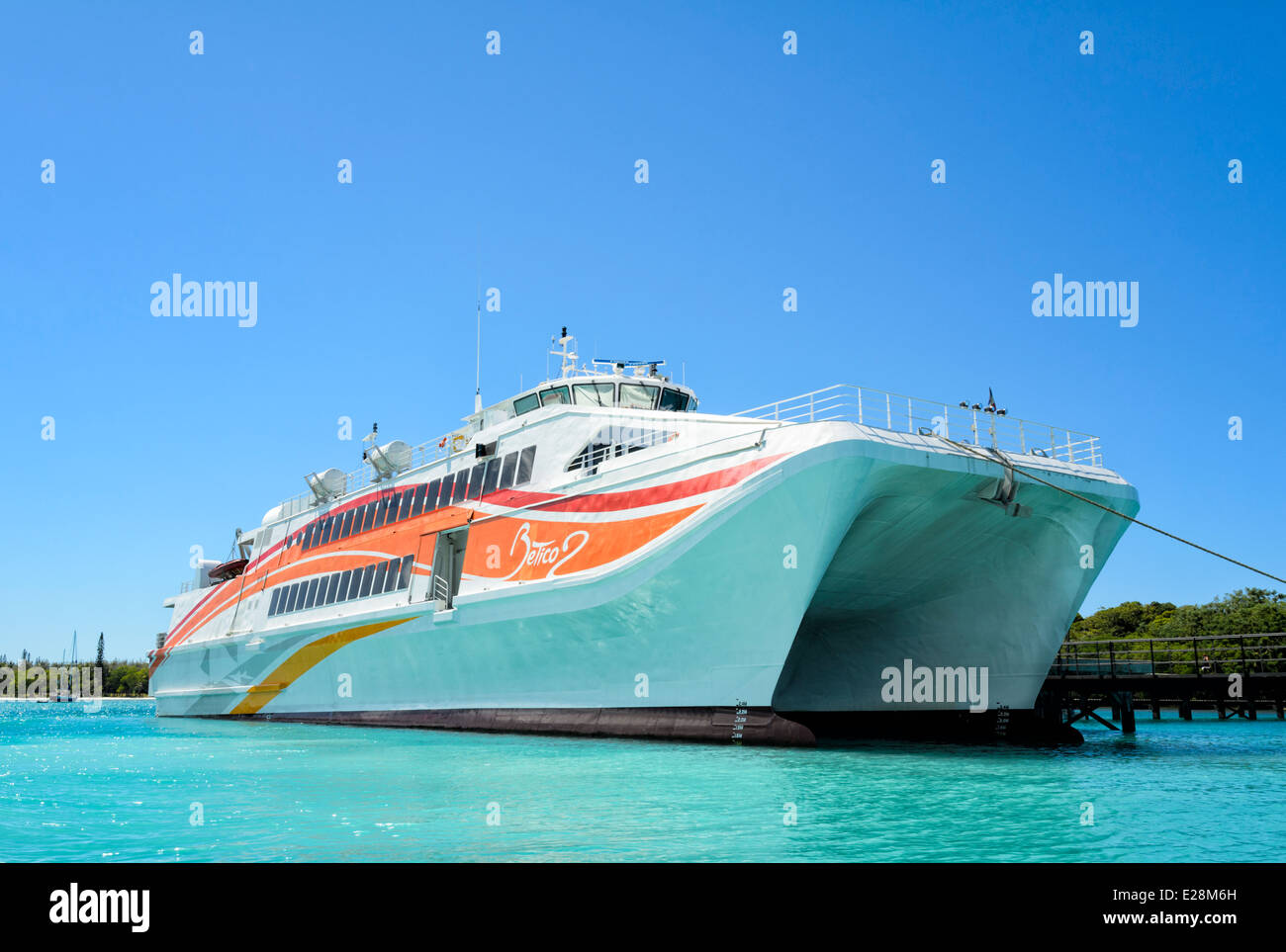 Un catamarano ad alta velocità ocean andando di trasporto passeggeri e di traghetto - si prega di fare clic qui per ulteriori informazioni Foto Stock