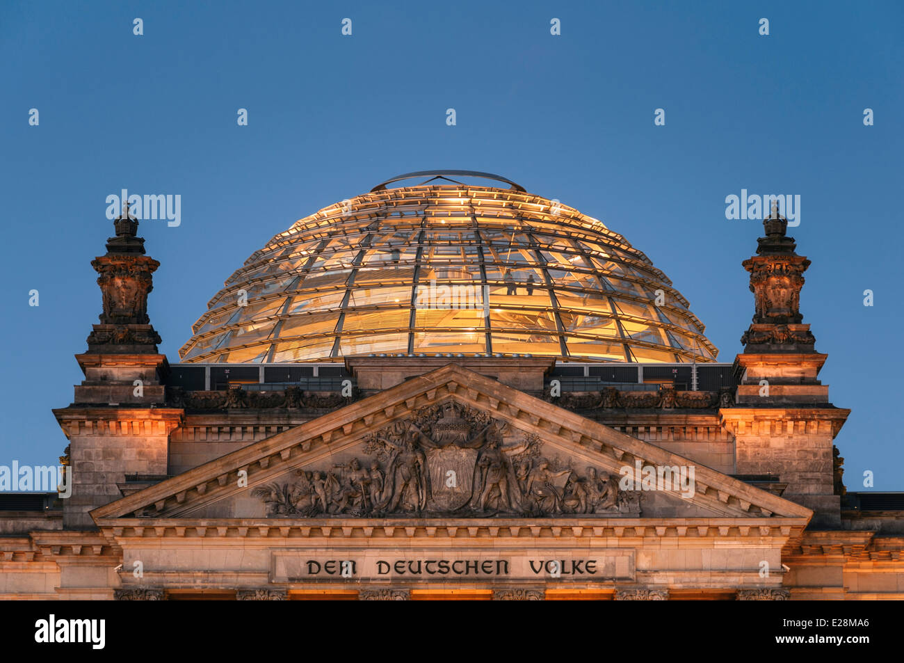 Il palazzo del Reichstag e la cupola Berlino Germania Foto Stock