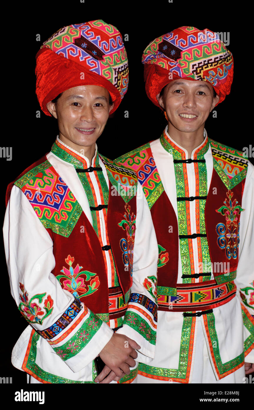 H'mongs (noto anche come Hmong o Miao) persone - uomini - in costume tradizionale Foto Stock
