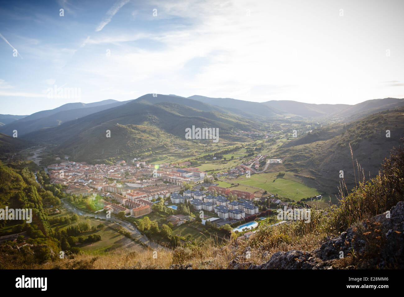 21/9/13 Villaggio di Ezcaray circondato dalle montagne della Sierra de la Demanda, La Rioja, Spagna. Foto Stock