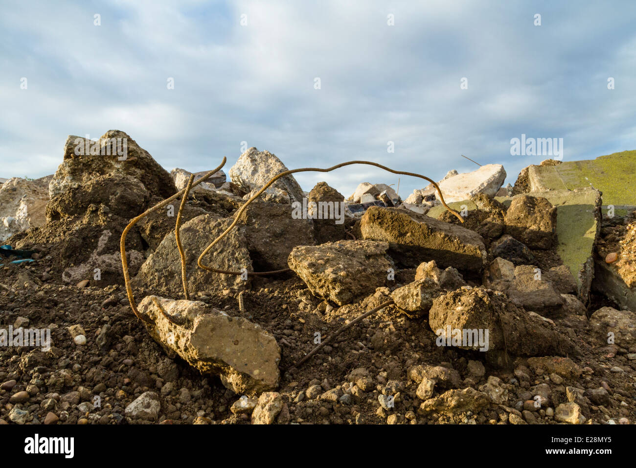Builder rifiuti. Vecchio cemento macerie compresi rinforzo intrecciati tondini di acciaio, England, Regno Unito Foto Stock