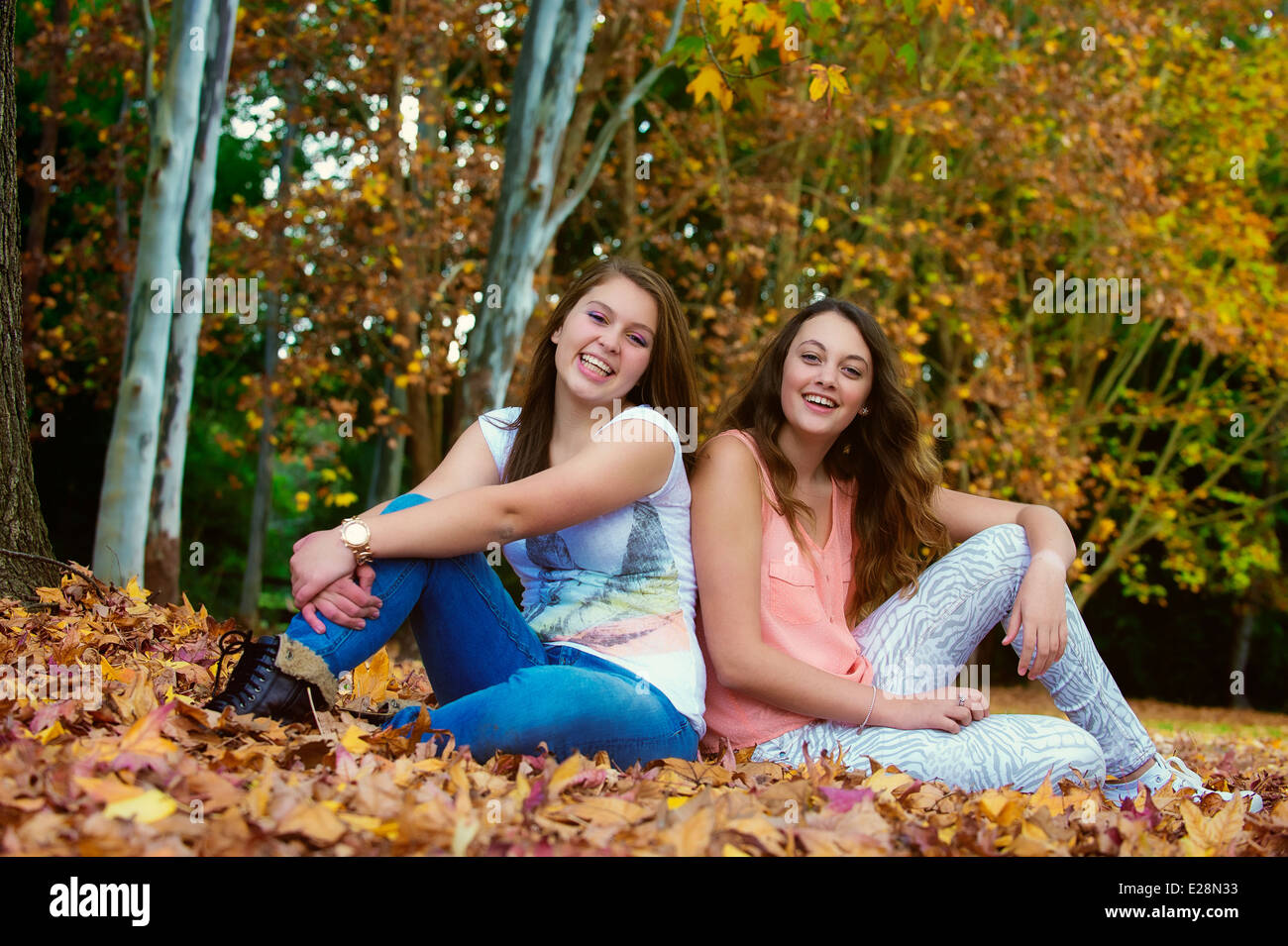 Giovane ragazza adolescente amici ridendo nel parco Foto Stock