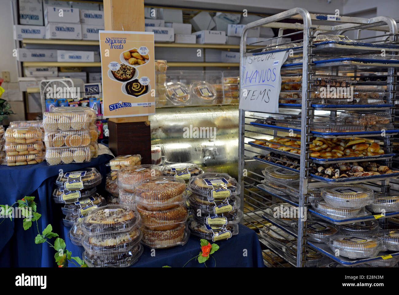 Prodotti lattiero-caseari tradizionalmente consumati su Shavuos, sul display a Strauss panificio kosher in Boro Park, Brooklyn, New York Foto Stock