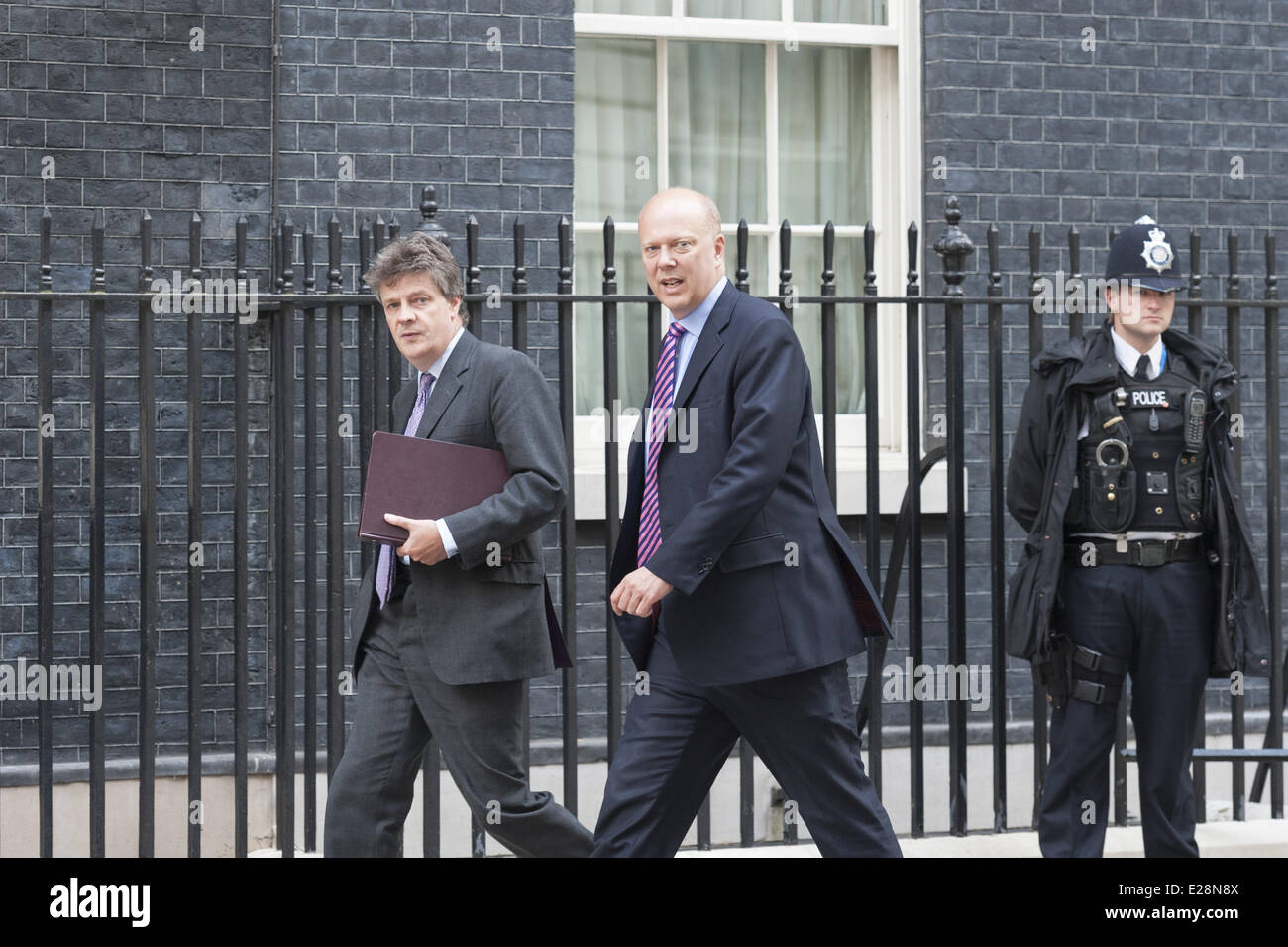 Giugno 17, 2014 - Londra, Regno Unito - Downing Street, Londra, Regno Unito. Il 17 giugno 2014. Dispensatori di arrivare a Downing Street a Londra per il settimanale riunione del gabinetto. Foto di L-R: Signore Hill di Oareford - Leader della House of Lords e Cancelliere del Ducato di Lancaster; Chris Grayling - Lord Cancelliere e segretario di Stato per la giustizia. (Credito Immagine: © Lee Thomas/ZUMA filo/ZUMAPRESS.com) Foto Stock