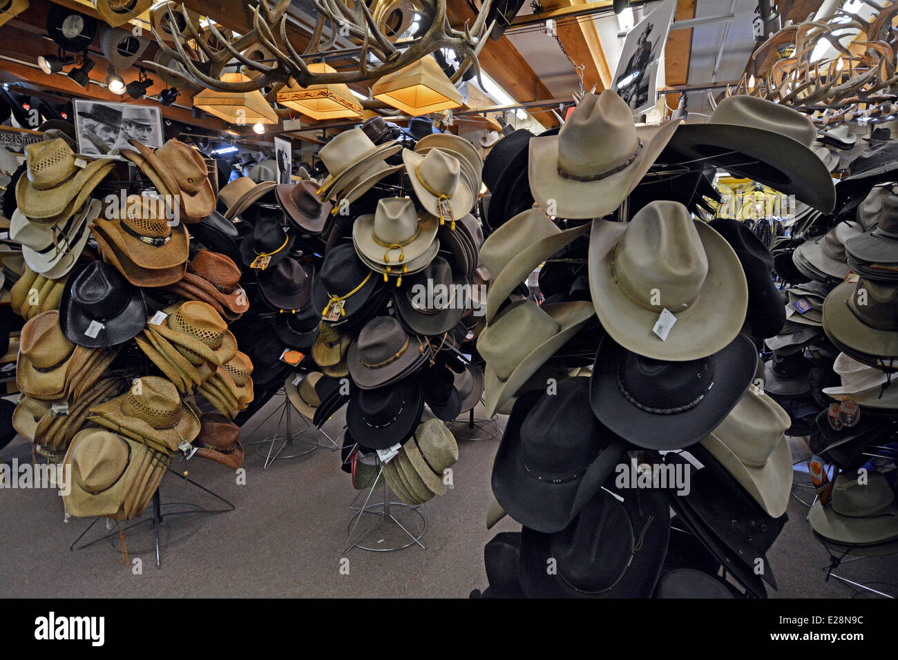 Molti stili di cappelli da cowboy in vendita a Beaver Creek Hat & pelli in Jackson Hole, Wyoming. Foto Stock