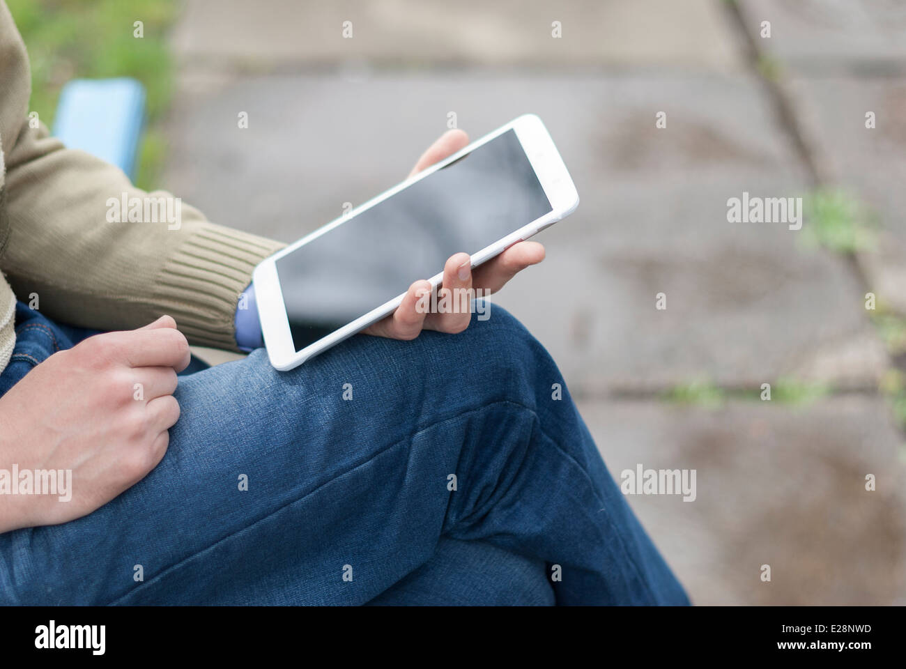 L'uomo con la compressa nel parco. Foto Stock
